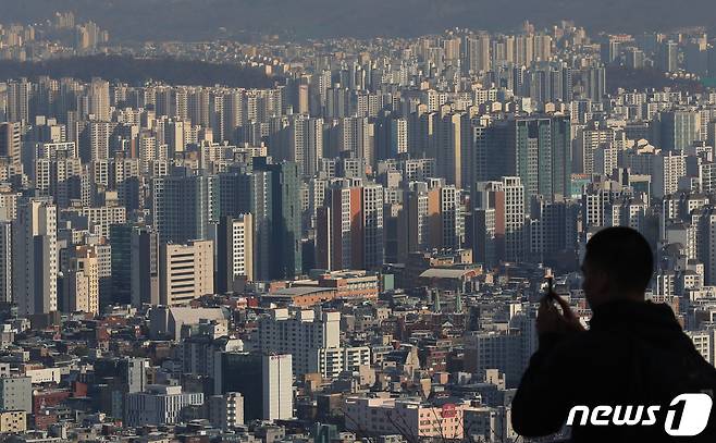 서울 남산에서 바라본 아파트 모습. 2022.12.19/뉴스1 ⓒ News1 송원영 기자