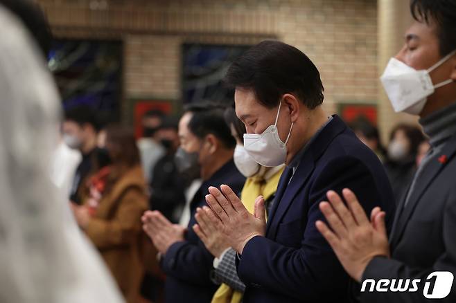 윤석열 대통령과 김건희 여사가 24일 서울 중구 약현성당에서 열린 ‘주님 성탄 대축일 미사’에 참석해 기도하고 있다. (대통령실 제공) 2022.12.24/뉴스1 ⓒ News1 오대일 기자