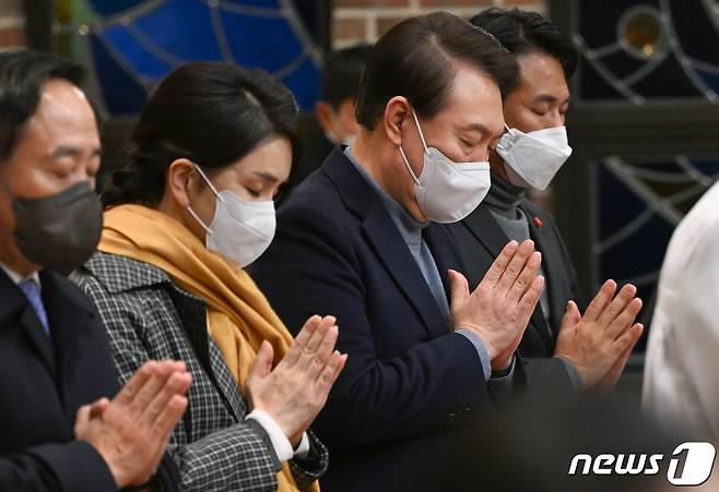 윤석열 대통령과 김건희 여사가 24일 서울 중구 약현성당에서 열린 ‘주님 성탄 대축일 미사’에 참석해 기도하고 있다. (대통령실 제공) 2022.12.24/뉴스1 ⓒ News1 오대일 기자