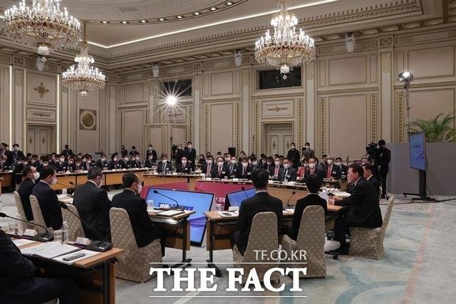 윤석열 대통령은 지난 21일 청와대 영빈관에서 제12차 비상경제민생회의 겸 제1차 국민경제자문회의를 주재했다. /대통령실 제공