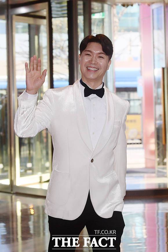 방송인 박수홍이 23일 오후 서울 여의도 모처에서 열린 결혼식을 위해 식장 안으로 들어서고 있다. /이선화 기자