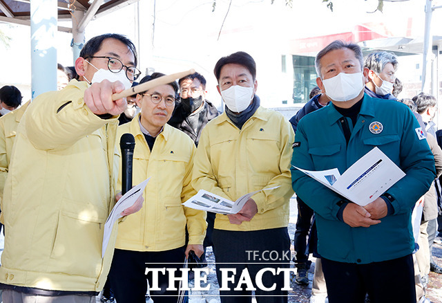 24일 이상민 행안부장관이 전주를 방문해 우범기 시장과 함께 폭설 제설상황을 살펴보고 있다. /전주시 제공