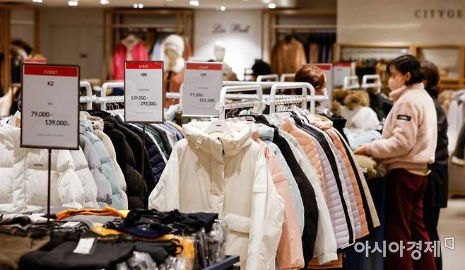 서울 중구 롯데백화점 본점을 찾은 고객들이 쇼핑을 하고 있다./강진형 기자aymsdream@