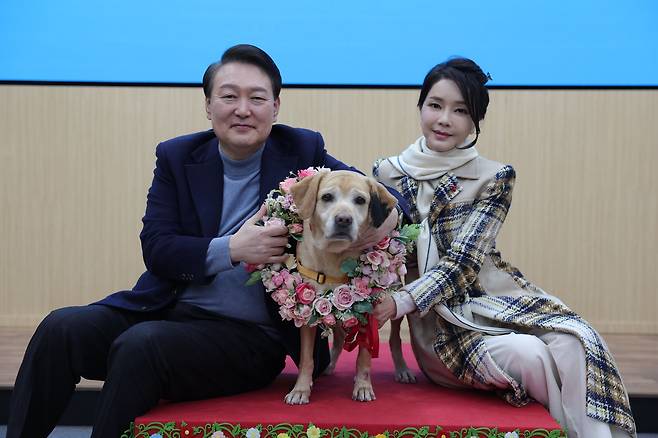 윤석열 대통령과 김건희 여사가 24일 경기 용인시 삼성화재 안내견학교에서 은퇴 안내견 새롬이를 분양, 함께 기념 촬영하고 있다. /대통령실 제공