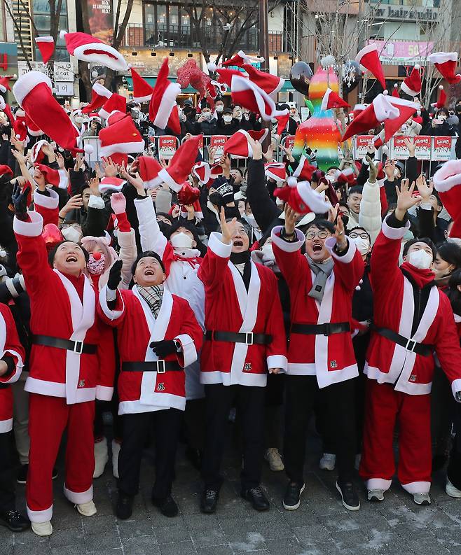 한덕수 국무총리가 24일 서울 서대문구 창천문화공원에서 열린 ‘사랑의 몰래산타 대작전’ 출정식에서 참석자들과 함께 산타모자를 던지고 있다. /뉴스1