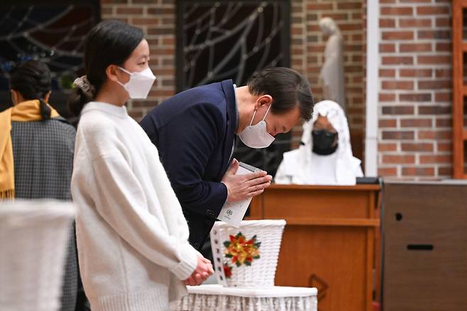 윤석열 대통령이 24일 서울 중구 약현성당에서 열린 ‘주님 성탄 대축일 미사’에 참석해 기도하고 있다. /대통령실 제공