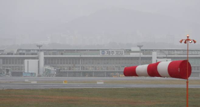 제주공항에 급변풍과 강풍특보가 발효된 지난 22일 오후 공항 활주로에 눈보라가 치고 있다./연합뉴스