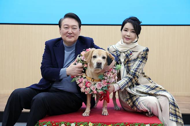 윤석열 대통령과 김건희 여사가 24일 경기도 용인 삼성화재 안내견 학교에서 분양받은 은퇴 안내견 '새롬이'와 기념사진을 찍고 있다. /대통령실 제공