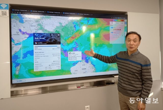 송형진 씨벤티지 대표이사가 자사의 해상운송 가시화 솔루션으로 표출한 실시간 선박 정보를 보며 해상 물류 상황을 설명하고 있다. 
씨벤티지는 30만 척의 배를 실시간으로 추적 분석하며 목적지 도착 시간을 선사보다 더 정확하게 제공한다. 허진석 
기자 jameshur@donga.com