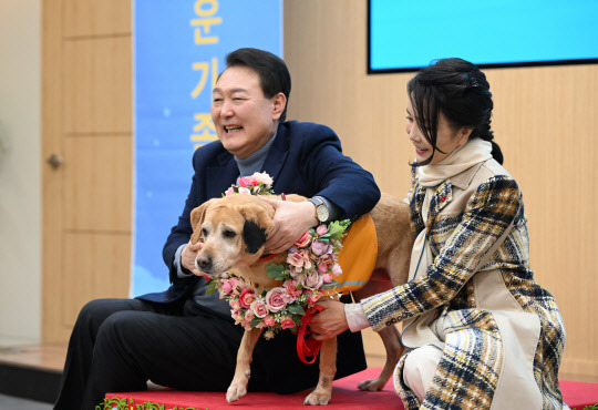 윤석열 대통령과 김건희 여사가 24일 경기도 용인 삼성화재 안내견 학교에서 분양받은 은퇴 안내견 '새롬이'와 기념사진을 찍고 있다. 연합뉴스