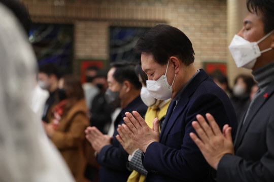 윤석열 대통령이 24일 서울 중구 약현성당에서 열린 '주님 성탄 대축일 미사'에 참석해 기도하고 있다. 연합뉴스