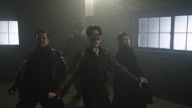 3인조 성소수자 보이그룹 라이오네시스는 최근 <문화방송>(MBC) 심의팀으로부터 ‘동성애’라는 세 글자 설명만 듣고 신곡 ‘이츠 오케이 투 비 미’(It’s OK to be me) 방송 금지 판정을 받았다. 뮤직비디오 갈무리