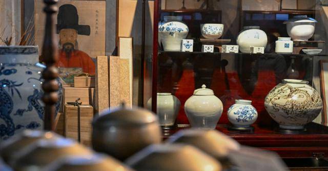 20일 서울 종로구 통인화랑 4층에 수집된 고미술품이 전시돼 있다. 최주연 기자