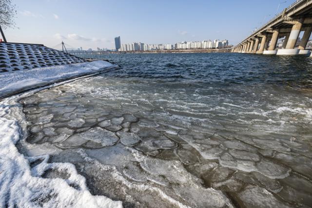 동장군이 맹위를 떨치고 있는 23일 오후 서울 강동구 광나루 한강에 얼음들이 밀려 들어와 있다. 연합뉴스