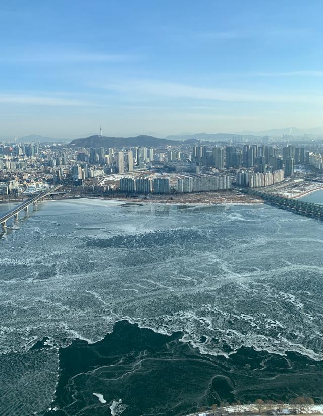 지난해 1월 9일 서울 영등포구 여의도 63빌딩에서 바라본 한강이 얼어 있다. 2020년 겨울(2020년 12월~2021년 2월) 한강 첫 결빙이었다. 연합뉴스