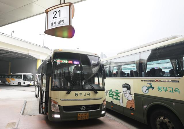 서울고속버스터미널에서 삼척행 고속버스는 일반고속(1만9,000원), 우등고속(2만8,100원), 프리미엄 고속버스(3만1,000원) 3가지다. 정체가 없으면 3시간 30분 정도 걸린다. ⓒ박준규