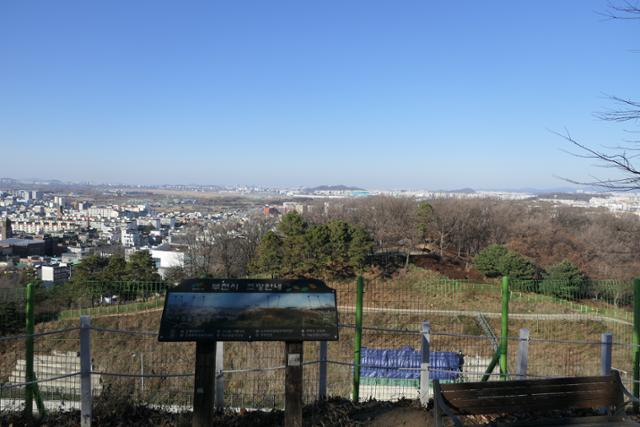 청용산 꼭대기 부근에서 보는 부천-김포-서울의 파노라마 풍경.
