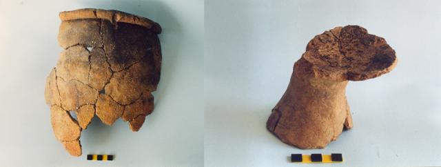 왼쪽은 주거지에서 발견된 입술부 원형점토대토기로 시기는 청동기시대 후반으로 추정된다. 오른쪽은 다리가 달린 두형토기 그릇으로 내부에 탄화물이 붙어 있다.