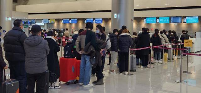 22일부터 제주를 덮친 강풍과 폭설 등으로 끊겼던 제주노선 항공기 운항이 24일 재개되면서 관광객 등이 항공사 데스크에서 발권수속을 하고 있다. 뉴스1