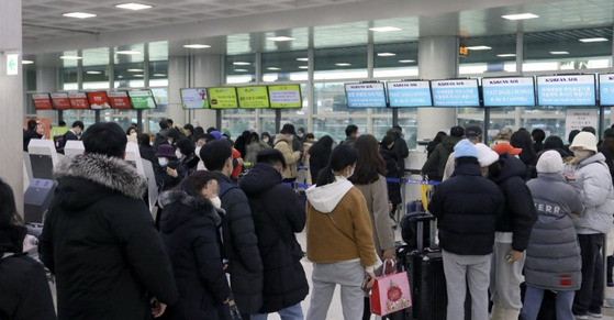 붐비는 제주공항 모습.