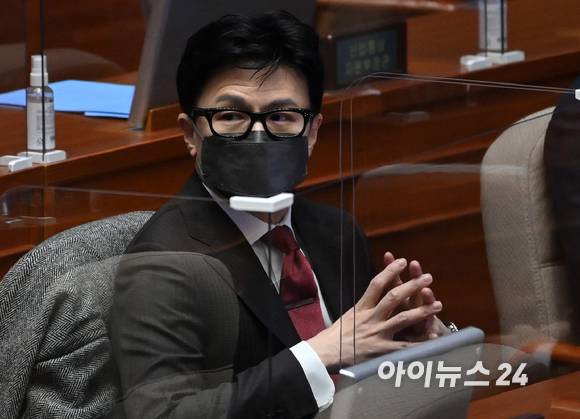 한동훈 법무부 장관이 24일 새벽 서울 여의도 국회에서 열린 제401회 국회(임시회) 제3차 본회의에 참석해 자리하고 있다. [사진=김성진 기자]