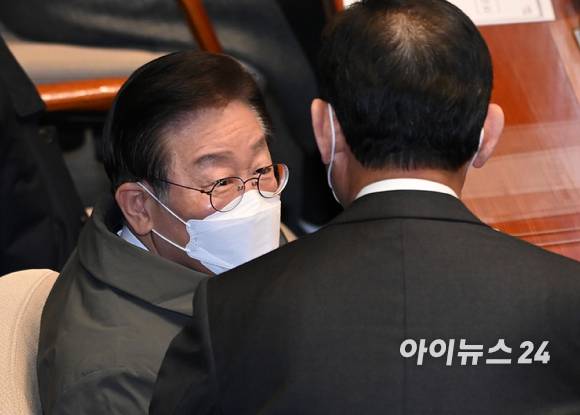 이재명 더불어민주당 대표와 주호영 국민의힘 원내대표가 지난 23일 서울 여의도 국회에서 열린 제401회 국회(임시회) 제2차 본회의에서 대화하고 있다. [사진=김성진 기자]