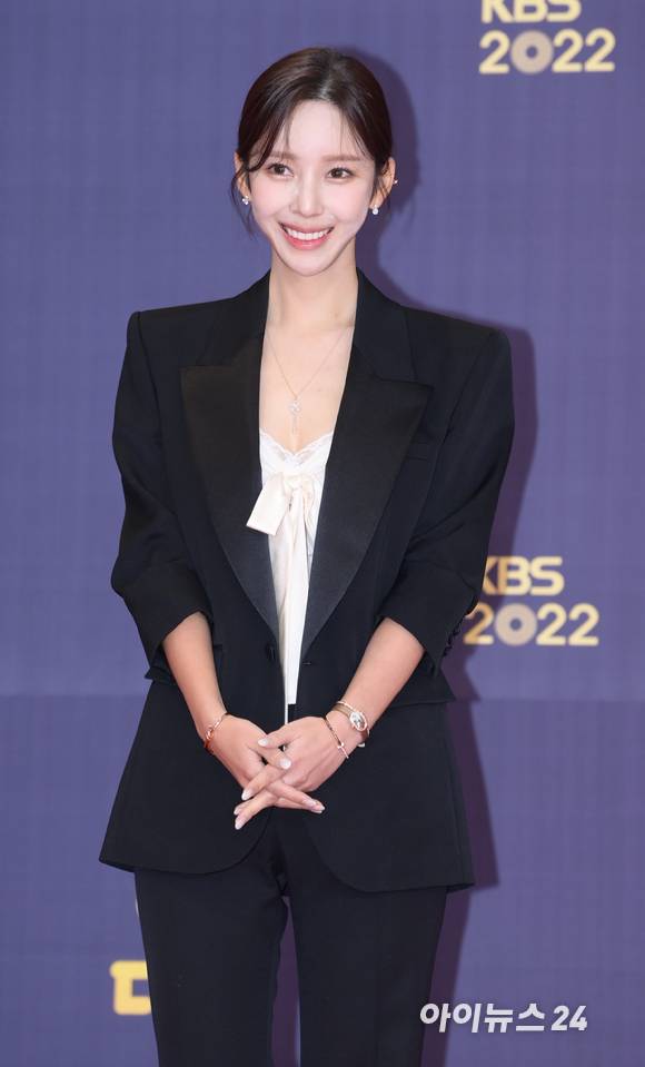 웹툰작가 야옹이(김나영)가 24일 오후 서울 영등포구 KBS 신관공개홀에서 열린 '2022 KBS 연예대상' 레드카펫 행사에 참석하고 있다. [사진=정소희 기자]