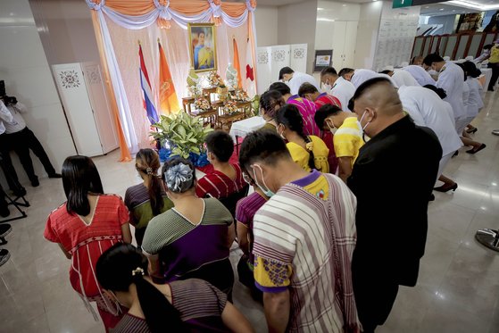 태국인들이 지난 19일 태국 방콕의 쭐라롱껀 병원에 마련된 팟차라끼띠야파 공주 사진 앞에서 쾌유를 비는 기도를 하고 있다. EPA=연합뉴스