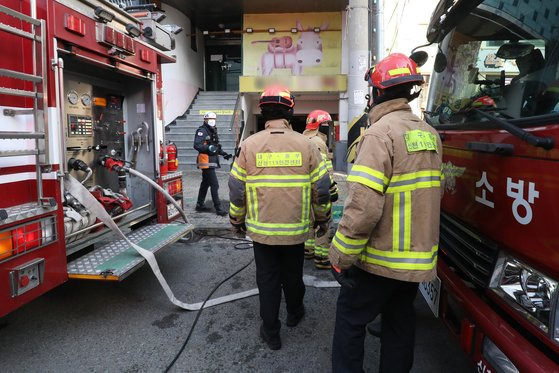 23일 오후 1시35분쯤 대구 동구 신천동의 한 5층 건물 4층 무도장에서 방화로 추정되는 불이 나 1명이 사망하고 2명이 부상을 입었다. 뉴스1