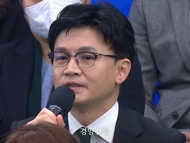 한동훈 법무부장관이 ‘국민과의 대화’에 출연해 발언하고 있다. 방송중계화면 갈무리