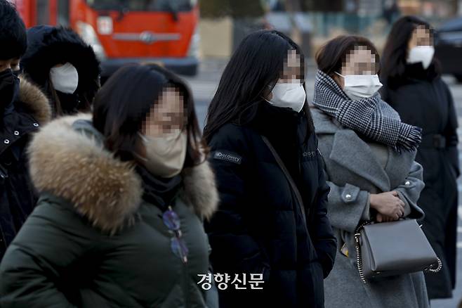 서울의 아침 기온이 영하 11.3도까지 내려간 19일 서울 종로구 광화문네거리에서 시민들이 발걸음을 재촉하고 있다. 문재원 기자