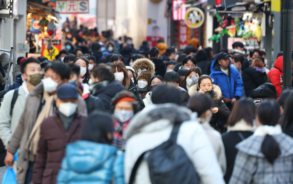 크리스마스이브인 24일 오후 서울 명동거리가 붐비고 있다. 연합뉴스