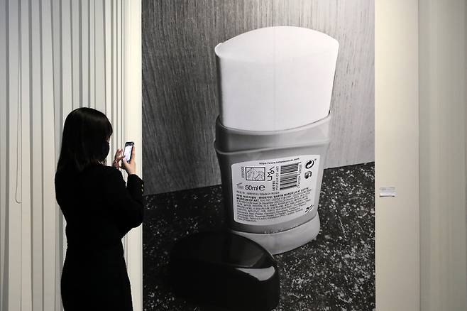 [서울=뉴시스] 박진희 기자 = 롯데뮤지엄이 베일에 싸인 천재 디자이너에서 예술가로 돌아온 '마틴 마르지엘라'의 국내 첫 개인전 개막을 앞둔 23일 서울 송파구 롯데뮤지엄에서 기자간담회를 갖고 작가의 작품 '데오도란트(Deodorant)'를 전시하고 있다.  전시는 내일부터 2023년 3월 26일까지 개최한다. 2022.12.23. pak7130@newsis.com