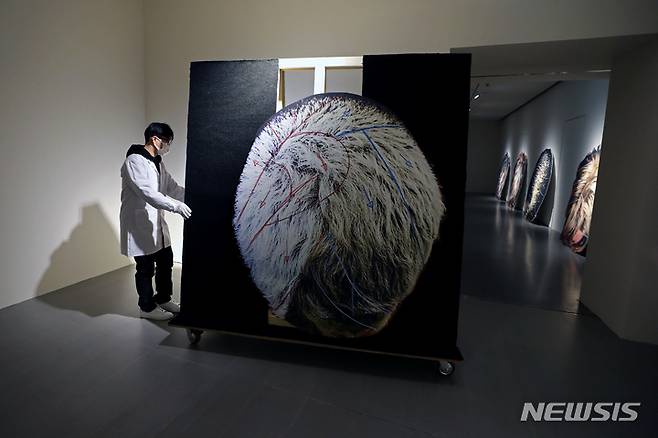[서울=뉴시스] 박진희 기자 = 롯데뮤지엄이 베일에 싸인 천재 디자이너에서 예술가로 돌아온 '마틴 마르지엘라'의 국내 첫 개인전 개막을 앞둔 23일 서울 송파구 롯데뮤지엄에서 기자간담회를 갖고 작가의 작품 '카토그래피(Cartography)'를 전시하고 있다. ‘지도 제작법’이라는 뜻의 '카토그래피'. 마르지엘라는 사람의 모발에는 제각기 수많은 유전적 단서와 삶의 흔적을 지니고 있는 것을 포착하여 두피의 정수리 부분을 존재의 기억과 경험이 저장된 하나의 지도로 여겼다. 이러한 지도 만드는 과정이 사람마다 제각기 다르며 시간의 궤적이 고스란히 담겨있으며 예측하기 어렵다는 것을 상징적으로 보여준다. 2022.12.23. pak7130@newsis.com