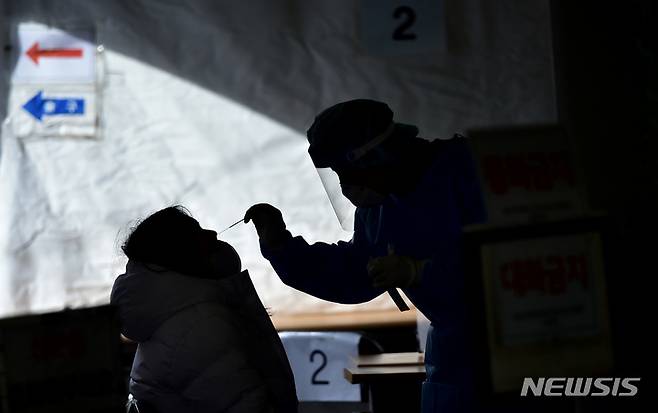 [대구=뉴시스] 이무열 기자 = 5일 오전 대구 수성구보건소 코로나19 PCR 선별진료소에서 한 시민이 검사를 받고 있다. 2022.12.05. lmy@newsis.com