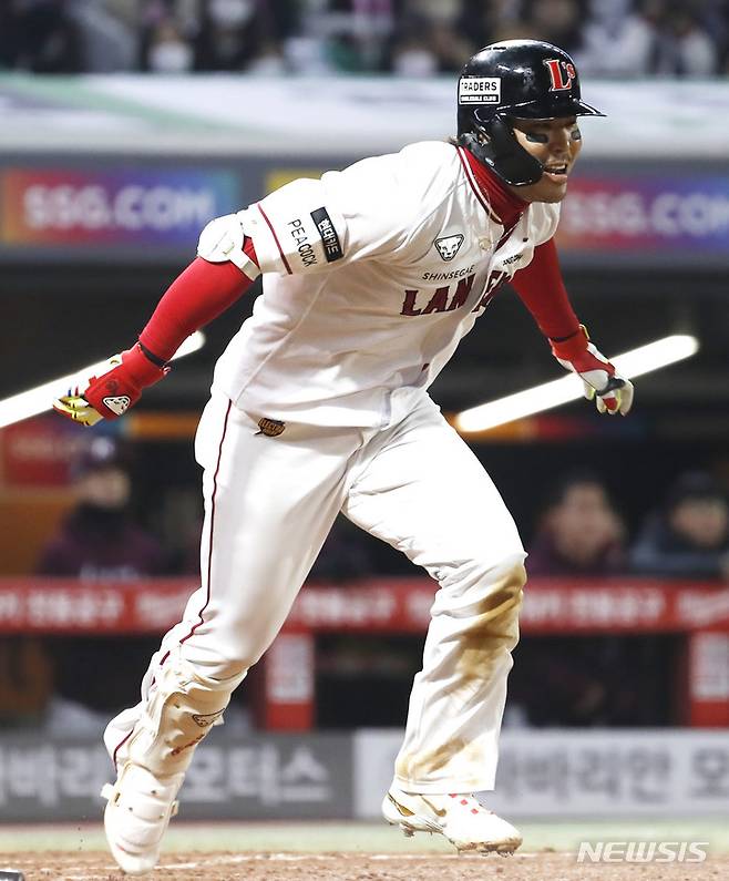 [인천=뉴시스] 정병혁 기자 = 8일 인천 SSG랜더스필드에서 열린 2022 KBO 한국시리즈 6차전 키움 히어로즈와 SSG 랜더스의 경기, 3회말 2사 주자 2, 3루 상황 SSG 한유섬이 2타점 동점 적시타를 치고 있다. 2022.11.08. jhope@newsis.com