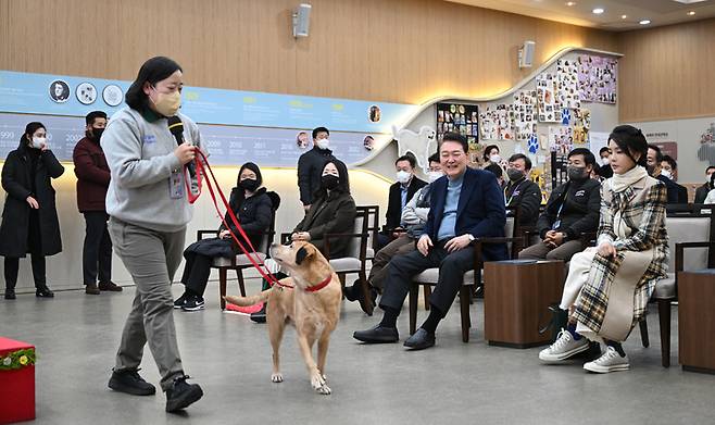 [서울=뉴시스] 윤석열 대통령과 부인 김건희 여사가 24일 경기도 용인 삼성화재 안내견 학교에서 은퇴 안내견 양육 방법에 대한 설명을 듣고 있다. (사진=대통령실 제공) 2022.12.24. photo@newsis.com *재판매 및 DB 금지
