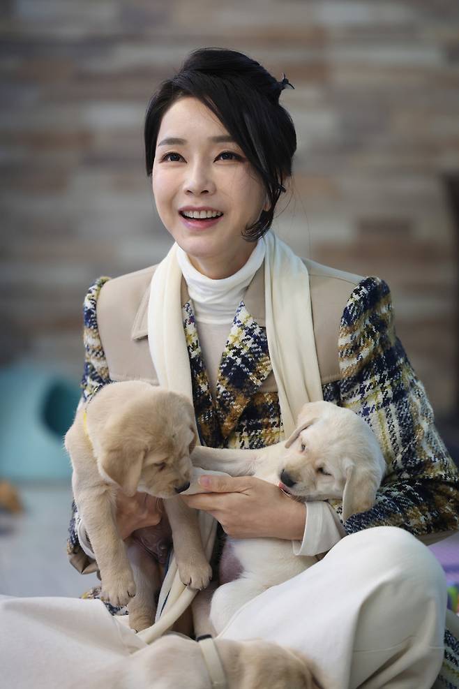 [서울=뉴시스] 윤석열 대통령 부인 김건희 여사가 24일 경기도 용인 삼성화재 안내견 학교에서 리트리버 강아지를 안아주고 있다. (사진=대통령실 제공) 2022.12.24. photo@newsis.com *재판매 및 DB 금지