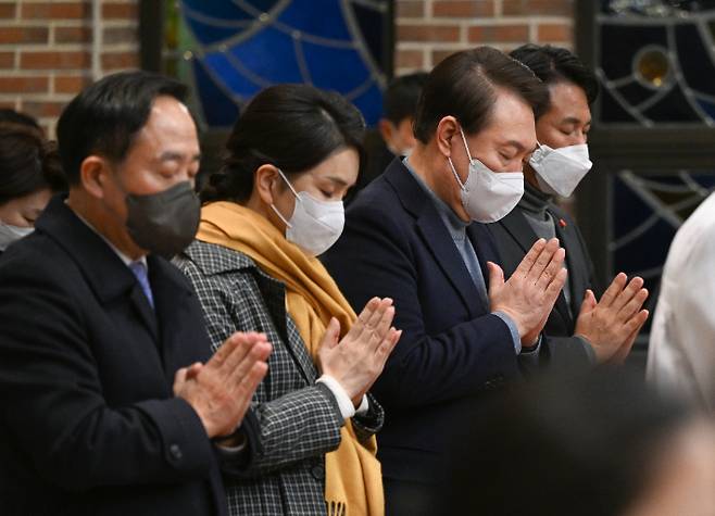 윤석열 대통령과 김건희 여사가 24일 서울 중구 약현성당에서 열린 '주님 성탄 대축일 미사'에 참석해 기도하고 있다. 연합뉴스