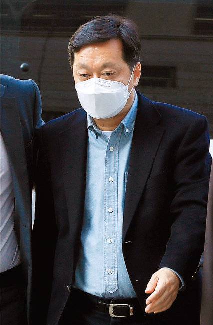 정진상 전 더불어민주당 당대표 정무조정실장이 11월 18일 서울 서초구 서울중앙지법에 구속영장실질심사를 받기 위해 출석하고 있다. [동아DB]