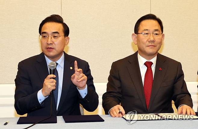 예산안·세법 일괄 합의 발표 기자회견에서 발언하는 박홍근 원내대표 (서울=연합뉴스) 하사헌 기자 = 더불어민주당 박홍근 원내대표가 22일 오후 서울 여의도 국회에서 열린 내년 예산안·세법 일괄 합의 발표 기자회견에서 발언하고 있다. 2022.12.22 toadboy@yna.co.kr