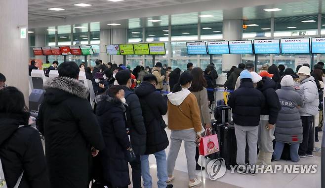 운항 재개된 제주공항 북적 (제주=연합뉴스) 전지혜 기자 = 강풍과 폭설로 마비됐던 제주공항 항공편 운항이 재개된 24일 제주국제공항 대합실이 발권하거나 탑승권을 구하려는 승객 등으로 북적이고 있다. 2022.12.24 atoz@yna.co.kr