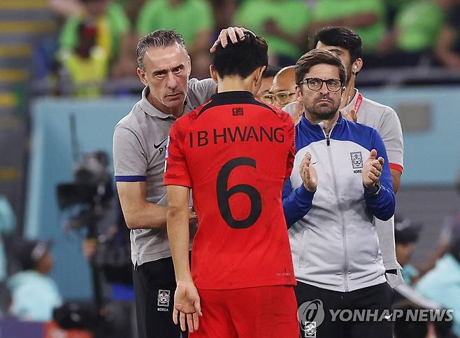 브라질전서 '16강 주역' 황인범 위로하는 벤투 감독 (도하 EPA=연합뉴스) 파울루 벤투 한국 축구 국가대표팀 감독(왼쪽)이 지난 5일(현지시간) 카타르 도하 스타디움 974에서 열린 2022 카타르 월드컵 16강전 브라질과의 경기 도중 황인범을 위로하고 있다. '벤투의 황태자'로 불렸던 황인범은 이번 월드컵 4경기에 모두 선발로 출장하며 한국의 16강 진출 주역이 됐다. 이날 한국은 브라질에 1-4로 패배하며 8강 진출에 실패했다. 2022.12.06 jason3669@yna.co.kr