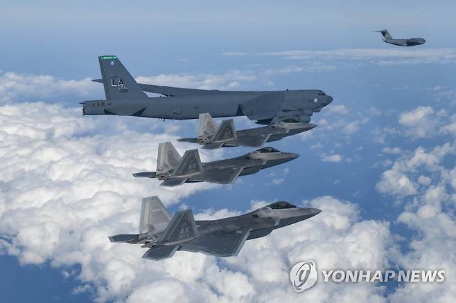 한반도 전개한 미군의 전략폭격기 B-52H 지난 20일 한미 연합공군훈련을 위해 한반도 인근에 전개한 미국 공군의 B-52H(가운데 위), F-22(아래), C-17(오른쪽 위)이 함께 비행하고 있다. [국방부 제공. 재판매 및 DB 금지]