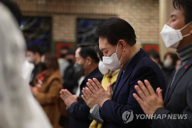 성탄절 축하 미사 참석한 윤석열 대통령 (서울=연합뉴스) 임헌정 기자 = 윤석열 대통령이 24일 서울 중구 약현성당에서 열린 '주님 성탄 대축일 미사'에 참석해 기도하고 있다. 2022.12.24 [대통령실 제공. 재판매 및 DB 금지] kane@yna.co.kr