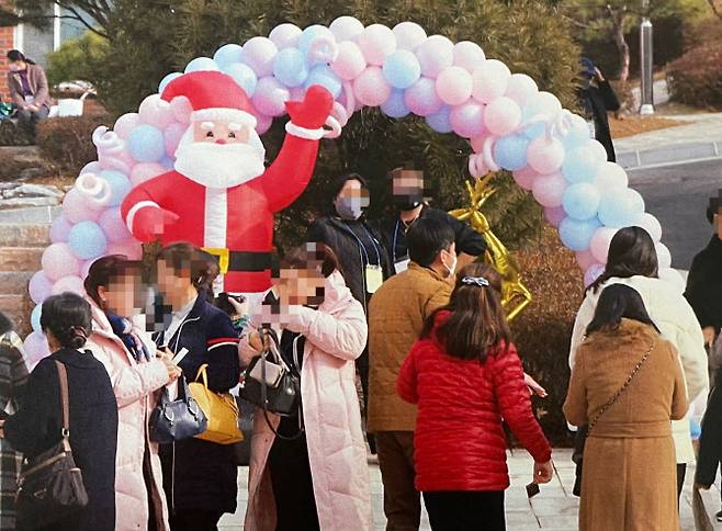 지난 10~11일 경기도 안성 북한이탈주민정착지원사무소(하나원)에서 열린 ‘2022 탈북민 친정집 나들이’ 포토존에서 참가자들이 기념 촬영하고 있다. (사진=통일부)