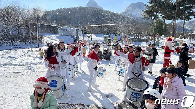 25일 전북 진안군 마이산에서 열린 겨울동화축제에서 마칭밴드가 퍼레이드를 하고 있다. (진안군 제공) 2022.12.25/뉴스1