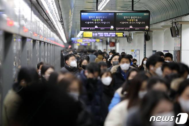 지난 1일 오전 서울 종로구 지하철 5호선 광화문역에서 시민들이 발걸음을 옮기고 있다. 2022.12.1/뉴스1 ⓒ News1 이승배 기자