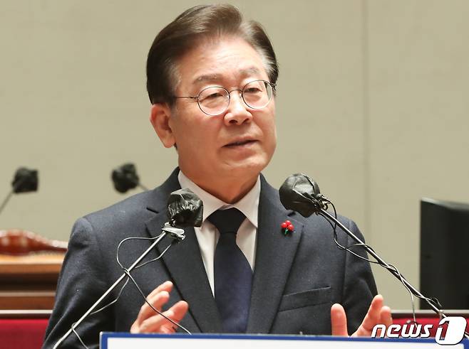 이재명 더불어민주당 대표가 23일 서울 여의도 국회에서 열린 의원총회에서 모두 발언을 하고 있다. 2022.12.23/뉴스1 ⓒ News1 허경 기자