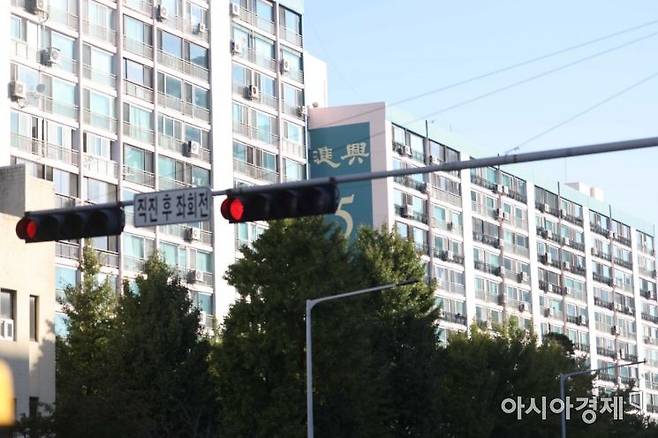 서울 시내 한 아파트 인근 신호등에 빨간불이 켜져 있다. (사진=아시아경제DB)